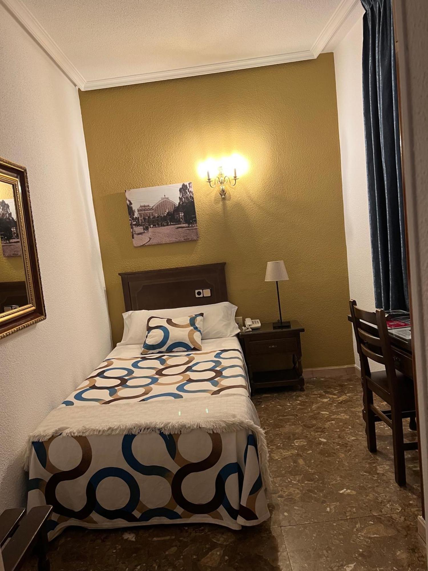 Hostal Sonsoles Madrid-Centro Екстериор снимка