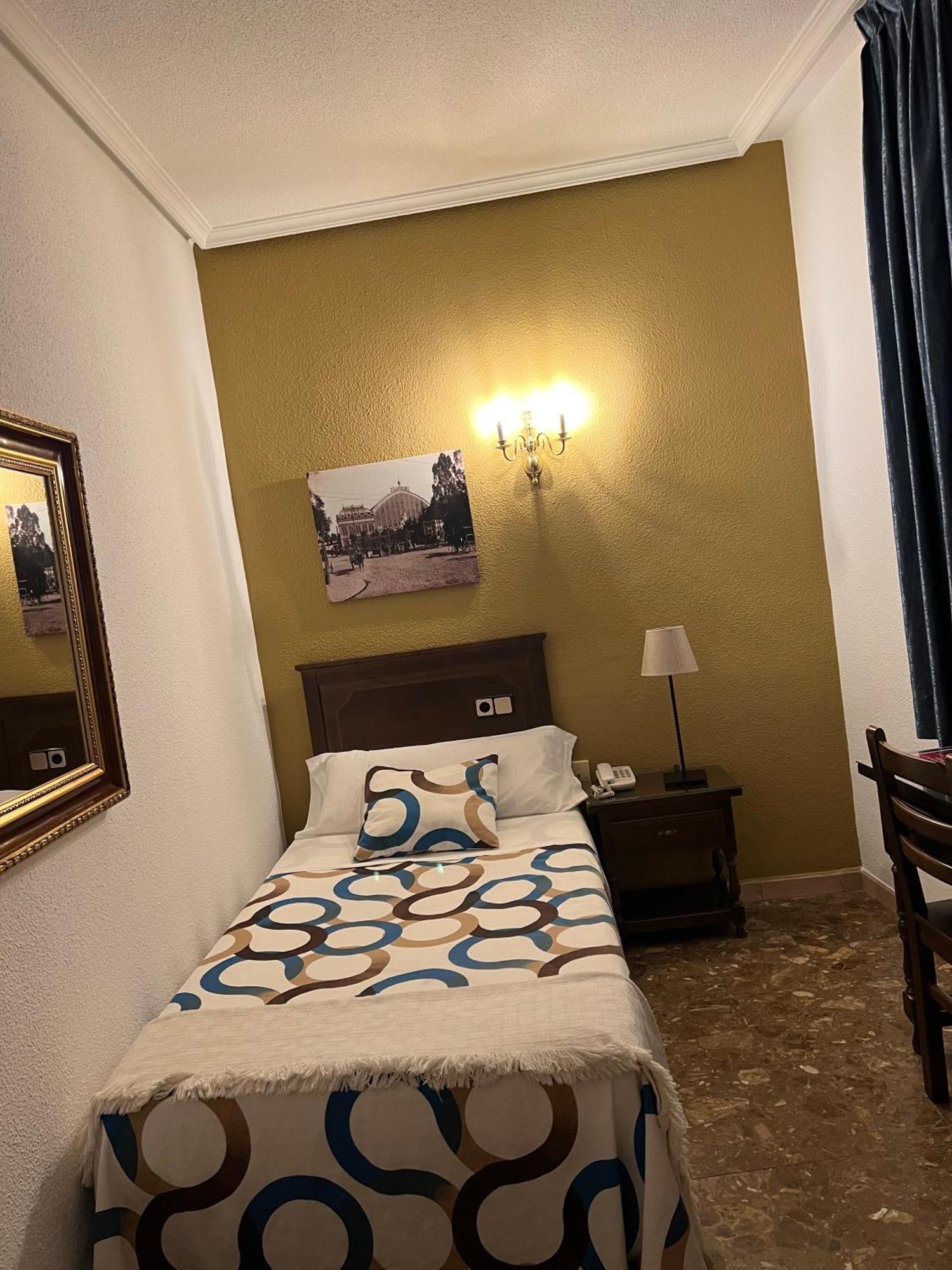 Hostal Sonsoles Madrid-Centro Екстериор снимка