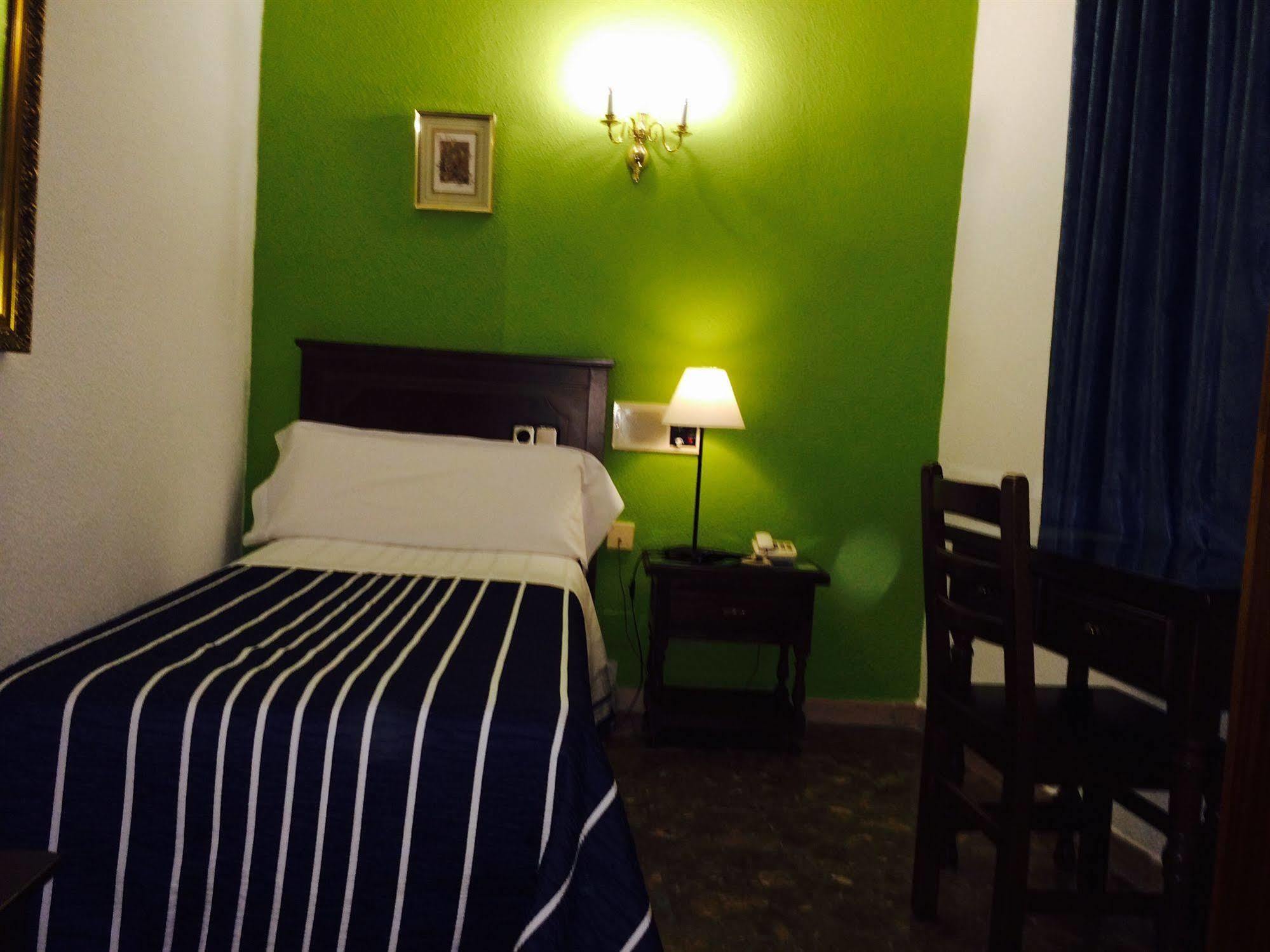 Hostal Sonsoles Madrid-Centro Екстериор снимка